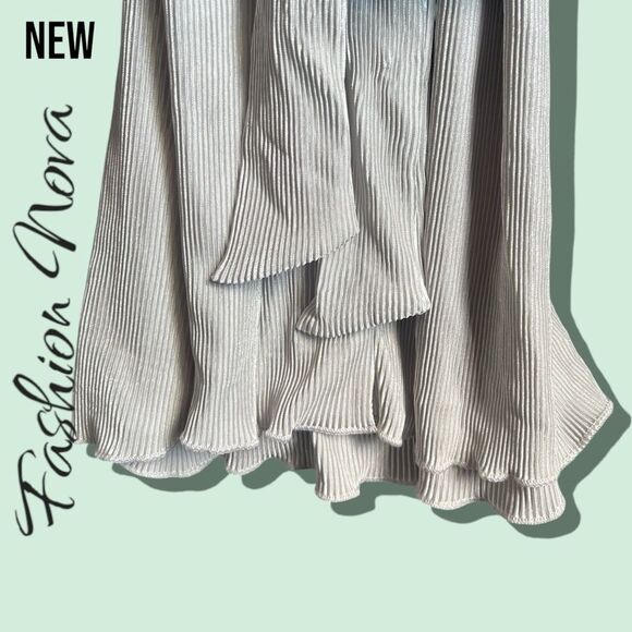 New NWT Fashion Nova On The Clock Plisse Mini Dress - Silver - Small - Picture 4 of 8